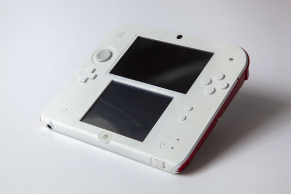 Nintendo 2DS: White/Red inkl. oplader #1