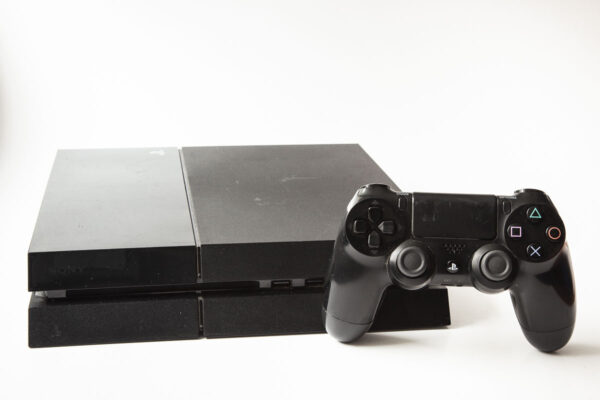 Playstation 4 + controller og kabler - 500 GB(PS4 Brugt)