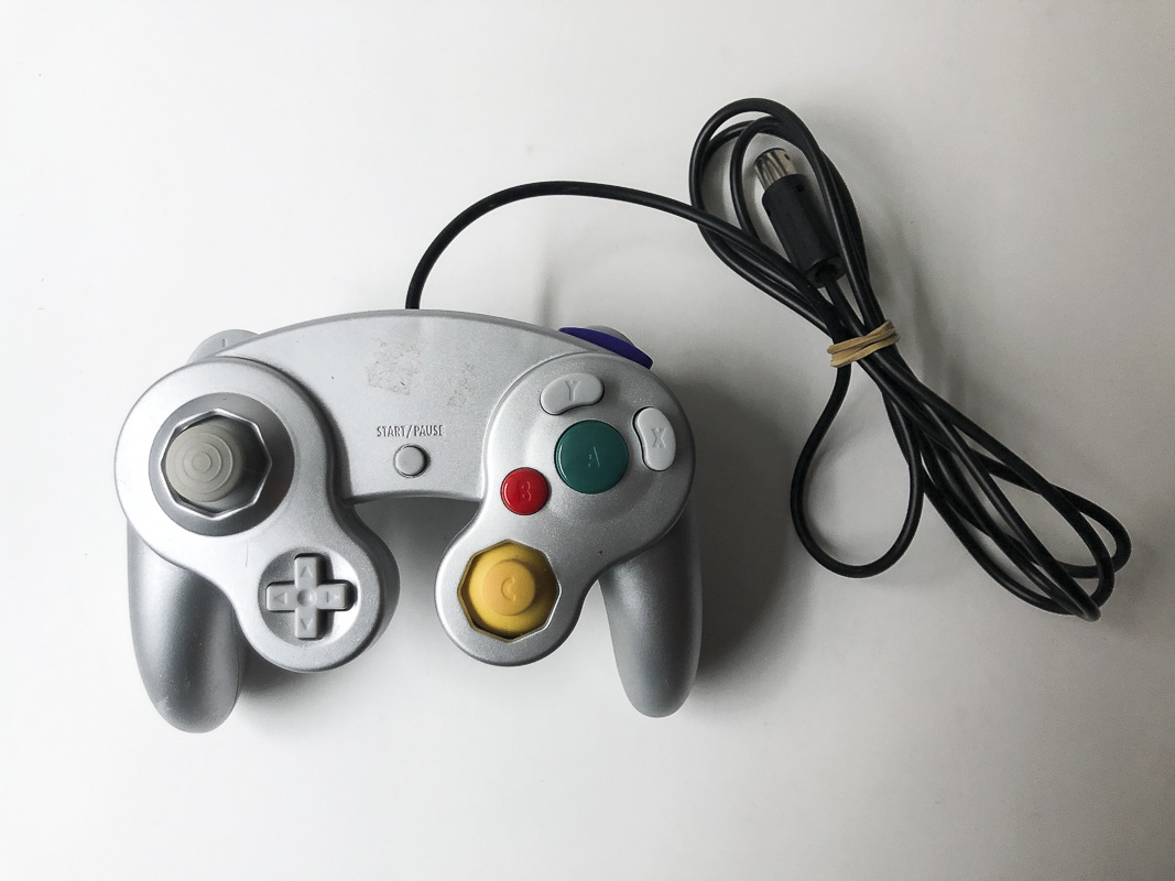 Uoriginal Gamecubecontroller. Design 10 Nintendopusheren