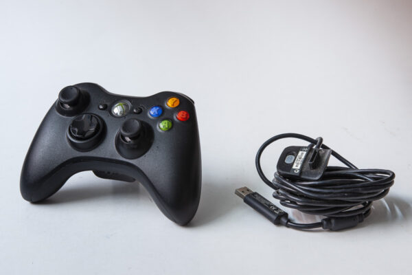 Xbox 360: Controller. Med opladeligt batteri og ledning