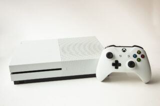 Xbox One S m controller og kabler(hvid)(konsol)(brugt)