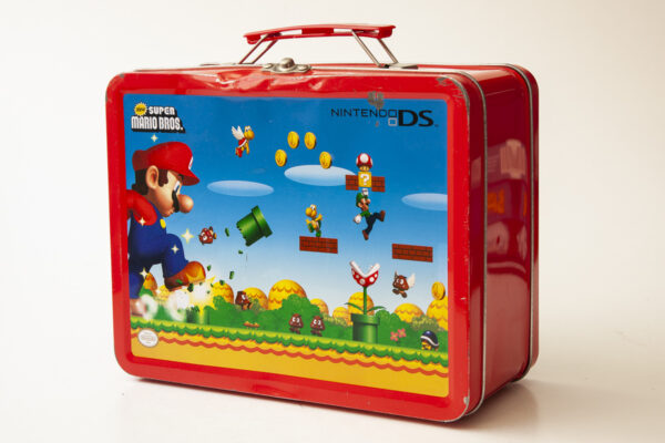 New Super Mario Bros-metalkuffert m. indhold