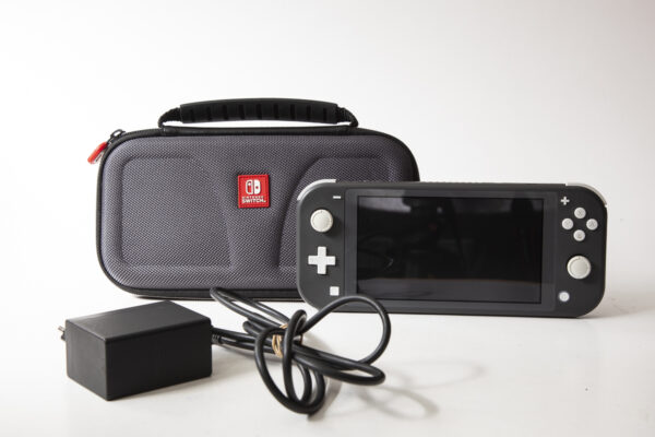Switch Lite uden kasse + oplader + taske (Switch lite brugt)