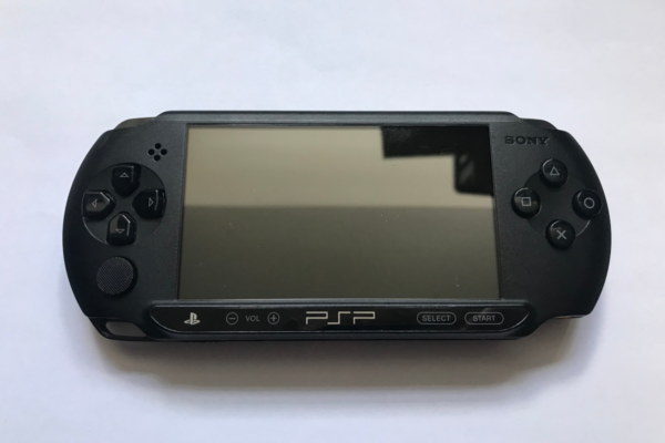 PSP E1000 Street inkl oplader(sort)(konsol)