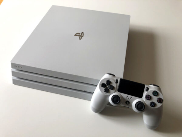 Playstation 4 Pro(hvid) + controller og kabler (1TB) (PS4 Brugt)