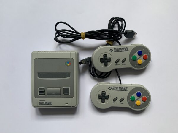 Nintendo SNES Classic Mini med to controllere(brugt)