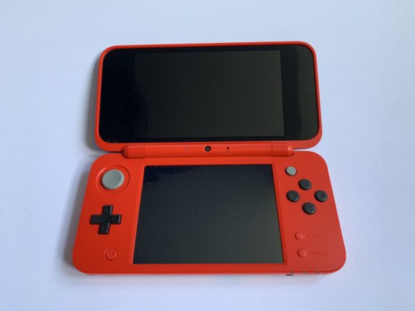 New Nintendo 2DS XL (Pokéball) inkl. oplader - Image 2