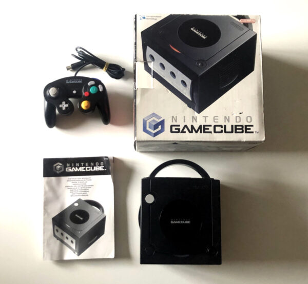 Gamecube: sort - komplet i original emballage. Kommer i box protector(Gamecube)