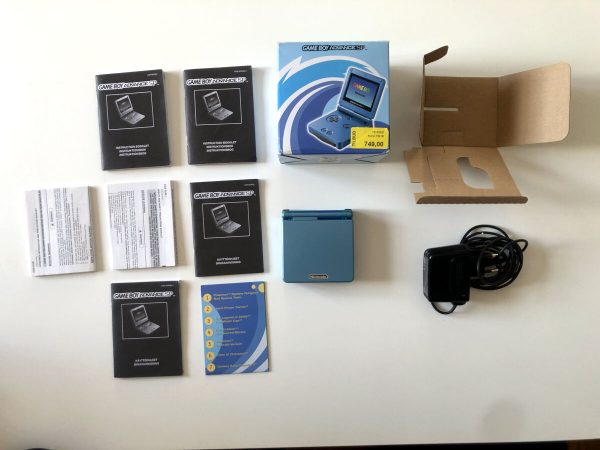 Gameboy Advance SP 101: Surf Blue Edition inkl. oplader (Original emballage.)