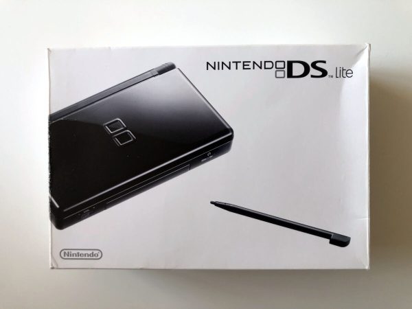 DS Lite: i original emballage, Professor Layton and the Curious Village edition(se billeder) - Image 6