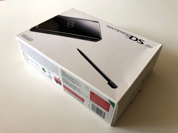 DS Lite: i original emballage, Professor Layton and the Curious Village edition(se billeder) - Image 5