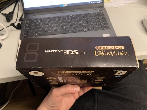 DS Lite: i original emballage, Professor Layton and the Curious Village edition(se billeder) - Image 14