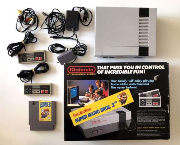 NES Konsol i Box - udgave med Super Mario Bros 3 og 2 Controllere  (i original emballage)