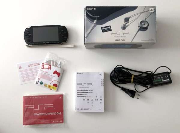 PSP 1004 K Value Pack inkl. oplader. (konsol i original Emballage, med tilbehør)(Se Billeder)