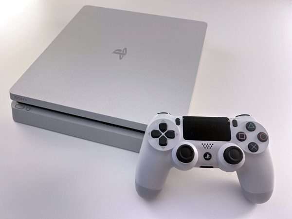 Playstation 4 Slim - Hvid Model nr. CUH-2216A  + controller og kabler (500 GB)(PS4 Brugt)