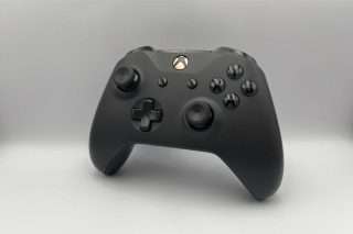 Xbox One-controller(sort med sorte knapper)(brugt)