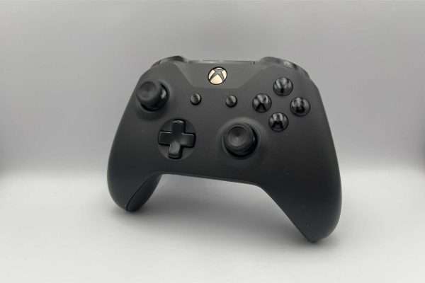 Xbox One-controller(sort med sorte knapper)(brugt)