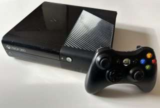 Xbox 360 E inkl controller og kabler(konsol)