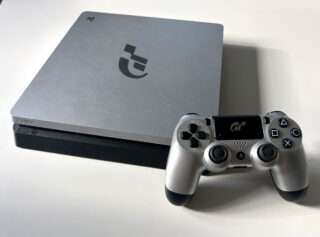 Playstation 4 - Gran Turismo-edition + controller og kabler(PS4 Brugt)