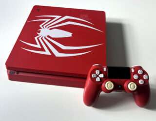 Playstation 4 Spiderman-edition + controller og kabler(PS4 Brugt)