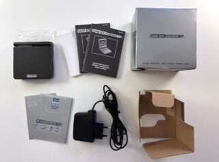 Gameboy Advance SP 001(Jet Black) I original emballage. inkl. manualer og oplader. Se billeder.