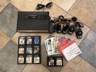 Atari 2600 + controllere og spil - Se beskrivelse